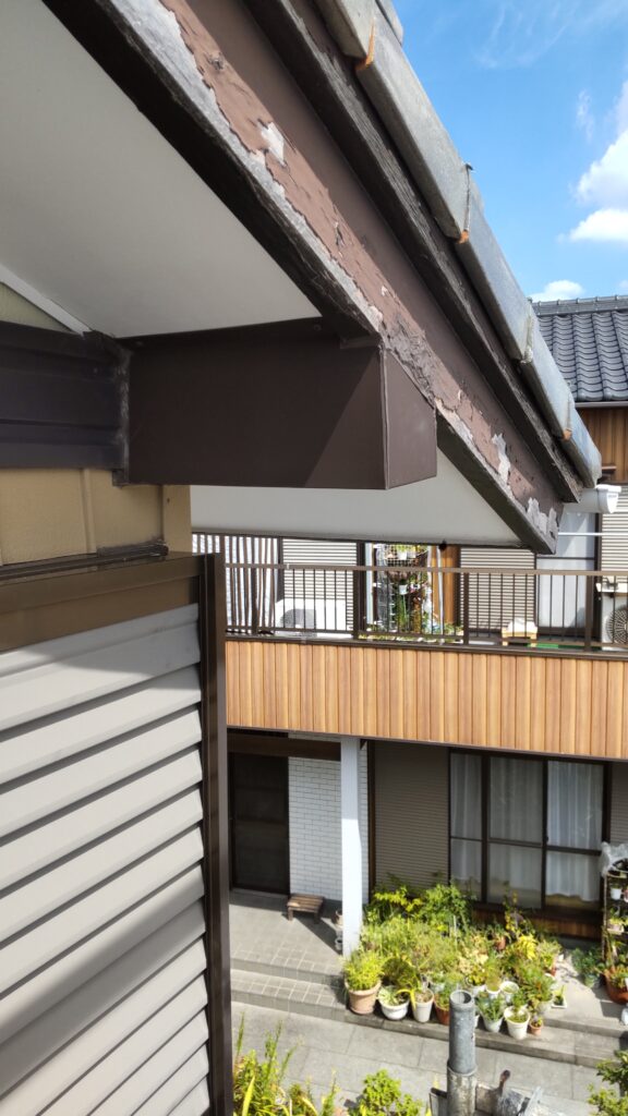 昔の木造住宅のあるある。桁行の梁が剥き出しで、雨や太陽光でくさってしまう。そんなお家を補修させていただきました。